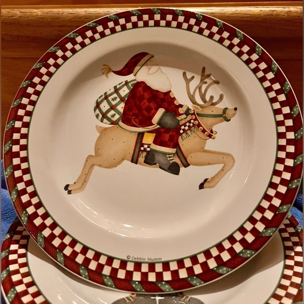 Vintage 2001 Debbie Mumm Santa's Spirit Christmas Stoneware Dessert Plates Set 4